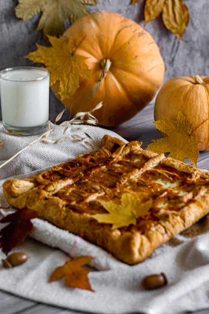 Foto verticale della cottura della torta di zucca per il ringraziamento, cibo autunnale still life