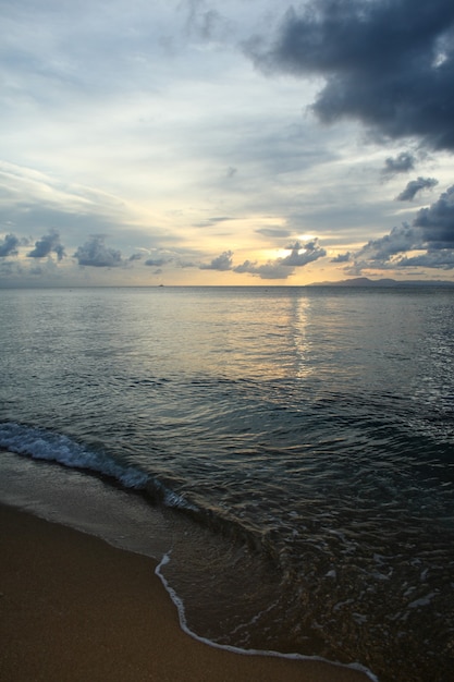 Foto foto verticale di un cielo nuvoloso durante un tramonto in mare a porto rico