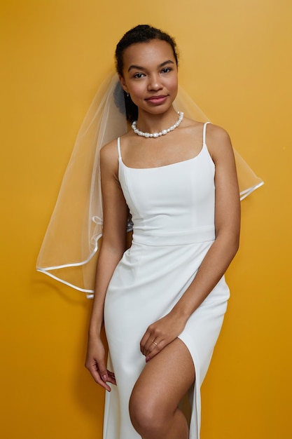 Photo vertical portrait of elegant black young woman wearing wedding dress