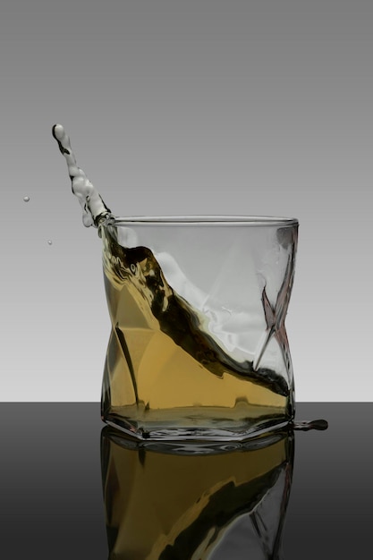 Ritratto verticale spruzzata di whisky in vetro cristallo con sfondo sfumato Foto Premium