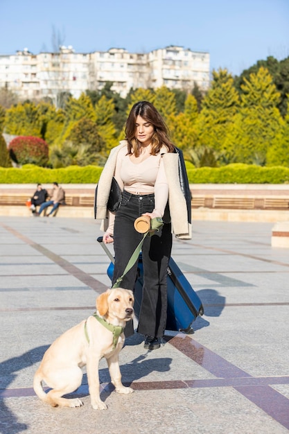 公園で愛らしい犬と若い女の子の縦の肖像画高品質の写真