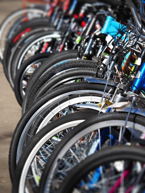 Photo vertical row of bicycles sport activity background