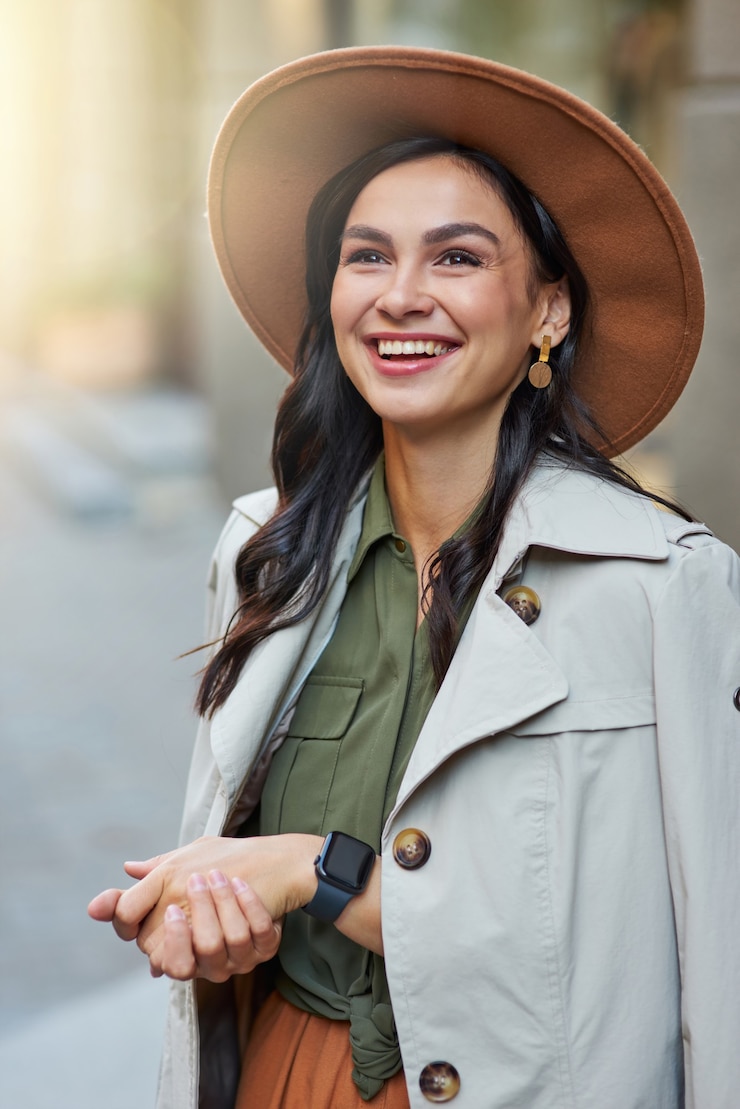 Photo vertical shot of attractive happy stylish woman wearing grey coat and hat looking aside and