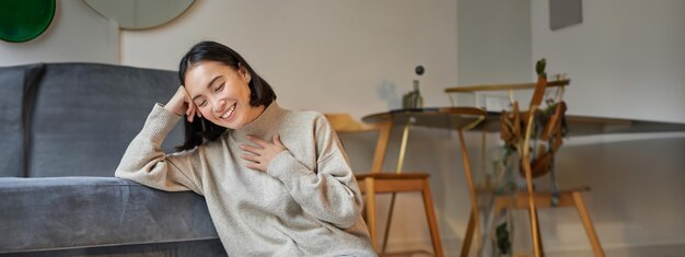 Photo vertical shot of beautiful asian woman student sitting at home and studying remotely elearning with