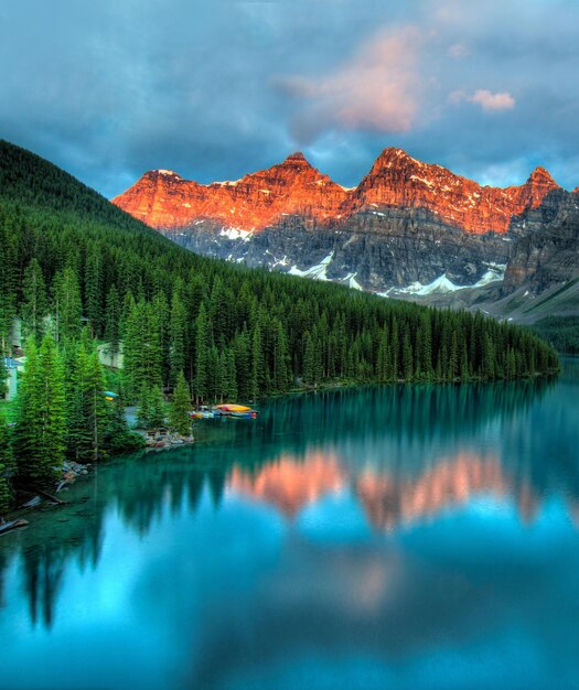 Photo vertical shot of beautiful sandstone mountains and trees near a lake