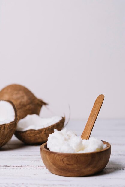 Photo vertical shot bowl with coconut oil