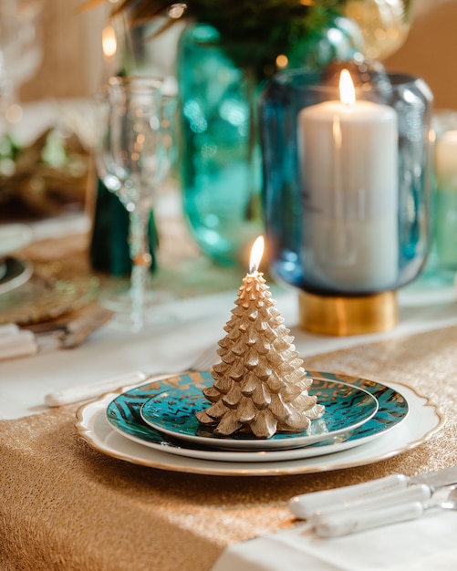 Ripresa verticale di una candela a forma di albero di natale su un piatto