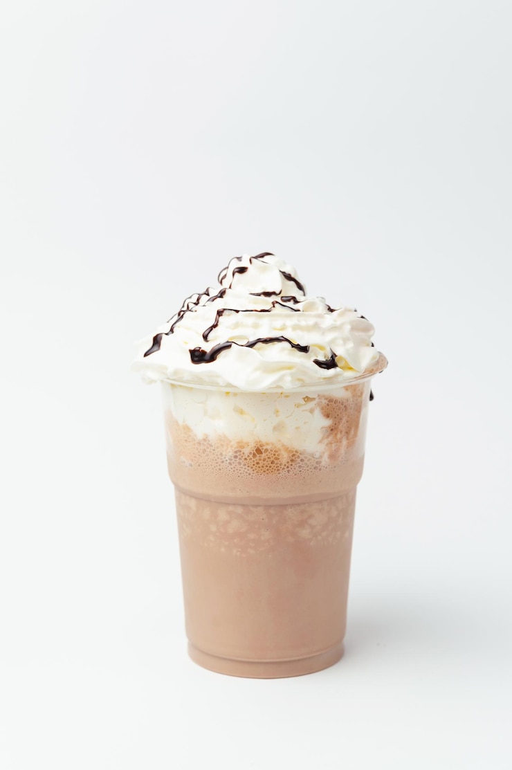 Photo 上にホイップクリームがたっぷり入ったチョコレートミルクセーキの垂直ショット