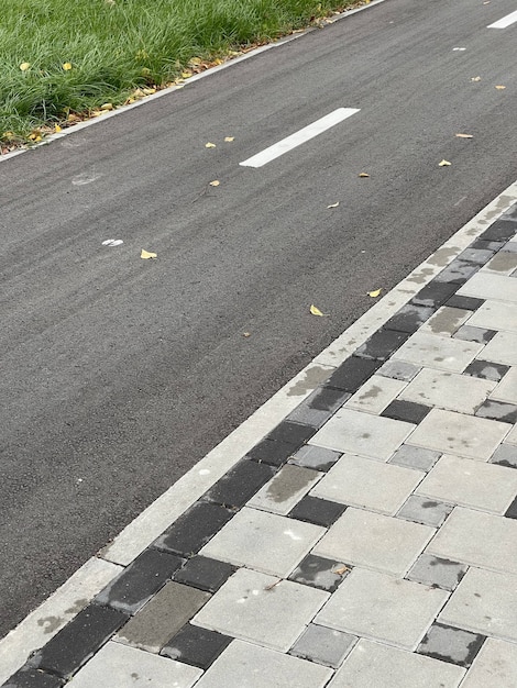 Photo vertical shot of cycle lane on the sidewalk