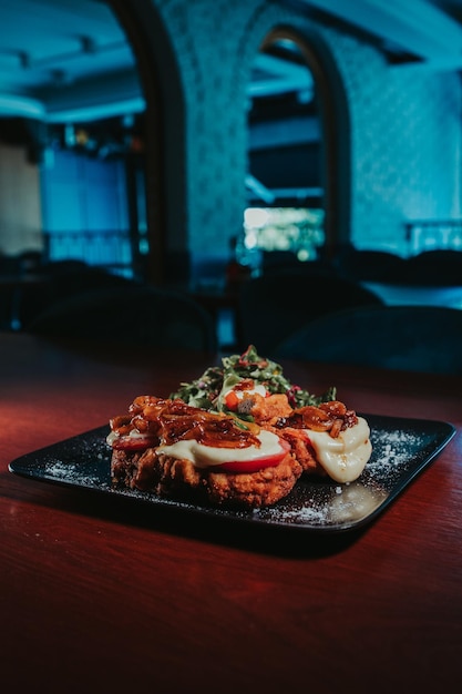 Photo vertical shot of a delicious dish with meat and vegetables