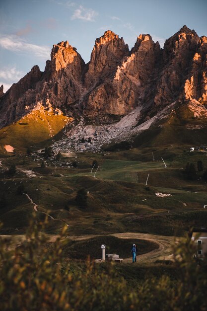 이탈리아 남부 티롤(South Tyrol)의 녹지로 둘러싸인 돌로미티(Dolomites)의 세로 샷