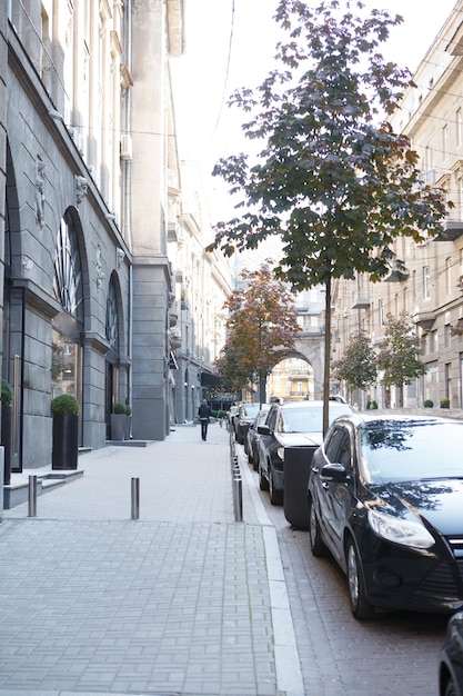 Вертикальный снимок пустого тротуара в центре европейского города