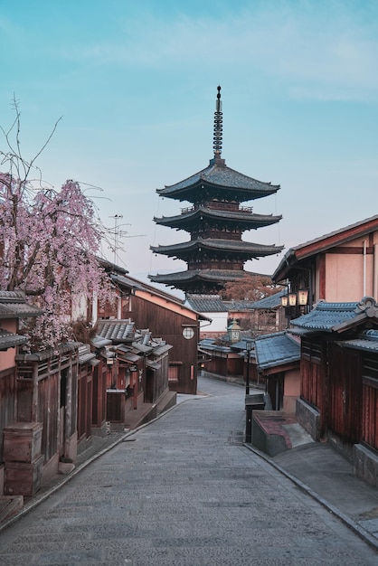 일본 교토의 Hokanji Temple Yasaka no Tou의 세로 샷