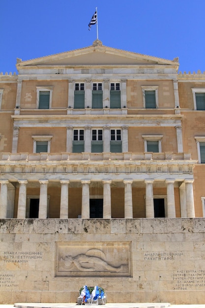 Photo vertical shot of the iconic greek parliament building in athens greece