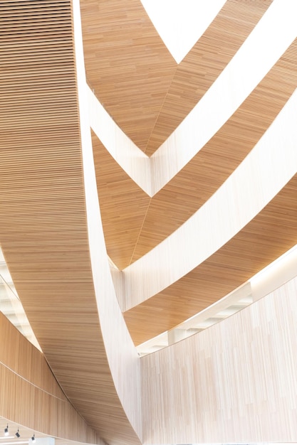 Вертикальный снимок внутреннего вида лестницы публичной библиотеки в Калгари, Канада