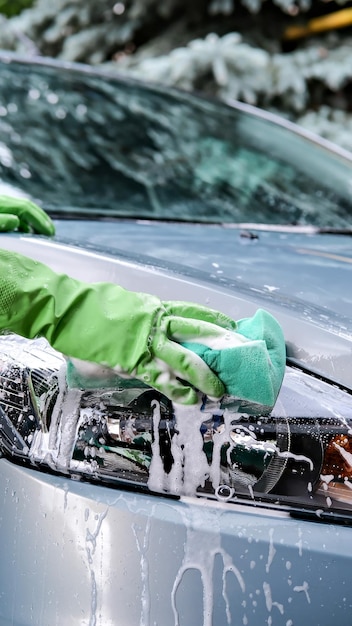 車を洗っている男性の垂直ショット 車の世話をする若い男の子