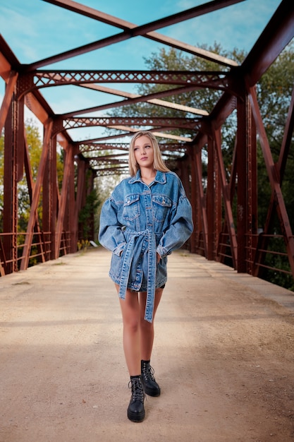 Photo vertical shot of a middle eastern female in a bridge