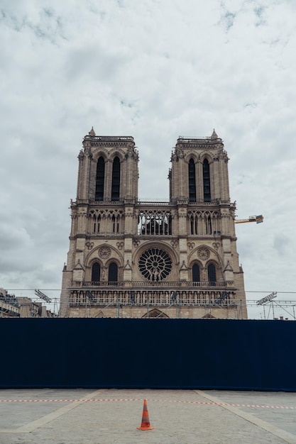 フランスのノートルダム・ド・パリの垂直ショット