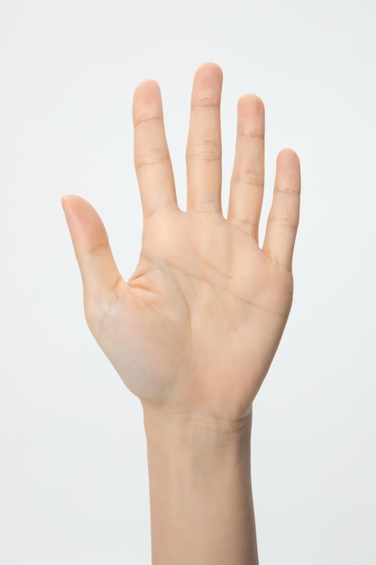 Фото Вертикальный снимок руки с числом пять на белом фоне