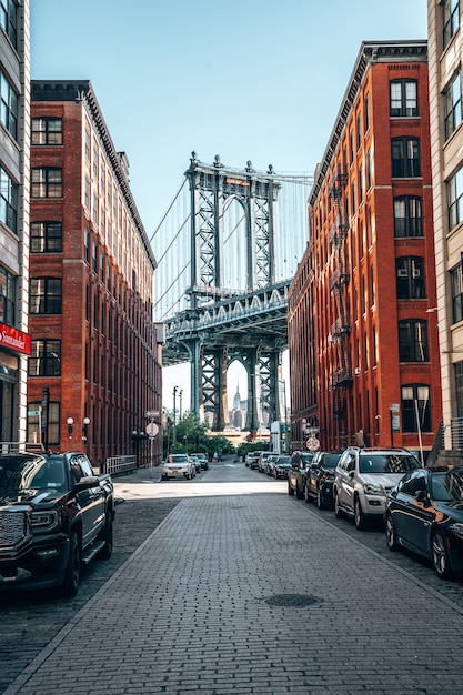 写真 アメリカ、ニューヨークのストリートとブルックリン橋の垂直ショット