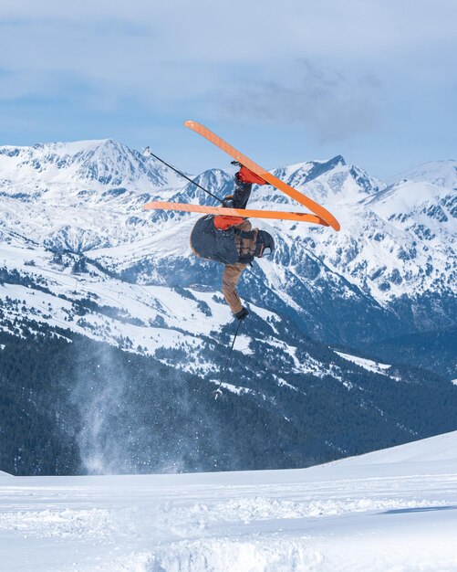 写真 アンドラのグランドヴァリラスキーリゾートのピレネー山脈でスキーをしている若い男性の垂直ショット