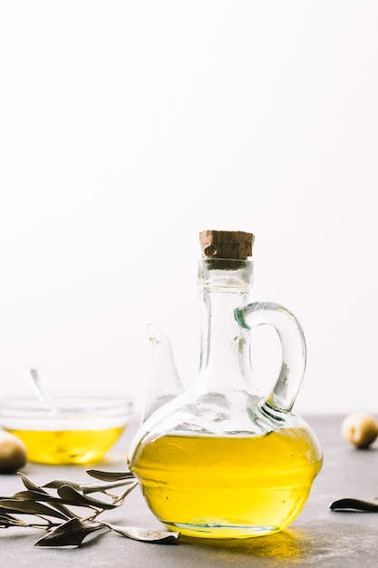 Photo vertical shot olive oil bottle in light