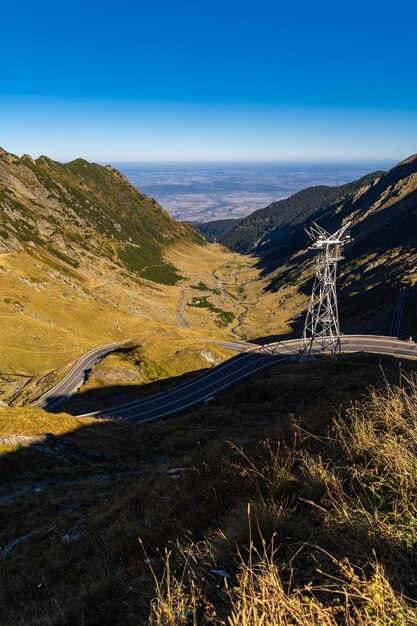 山ルーマニアの道路の垂直ショット