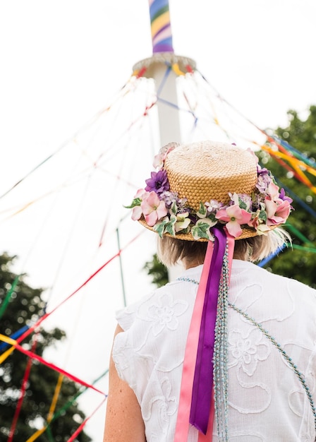 CountryFile Live, Woodstock, England에서 춤을 추는 영국 전통 메이폴의 세로 샷