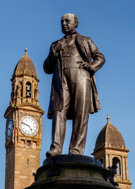 Вертикальный снимок викторианской статуи Коутса в центре города Пейсли, Шотландия