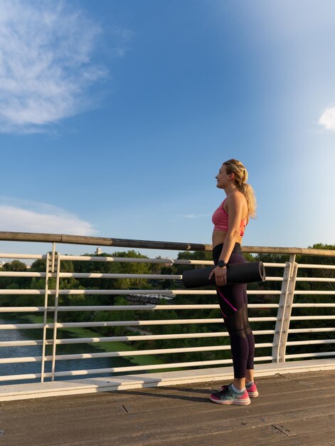 朝のランニングをした後に振り返る若い女性の垂直ショット