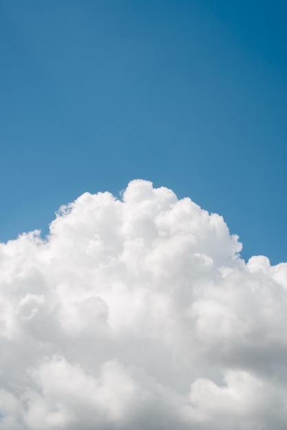 Paesaggio verticale del cielo nuvole soffici bianche contro il cielo blu chiaro