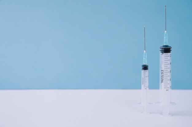 Photo vertical syringes on the desk