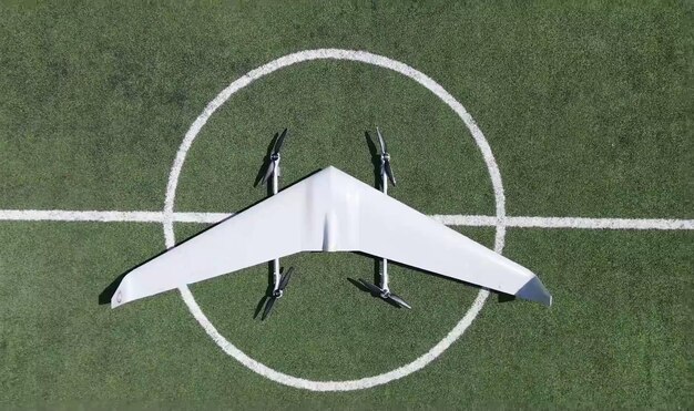 Foto decollo verticale bayraktar diha unmanned aerial vehicle al centro del campo di calcio.