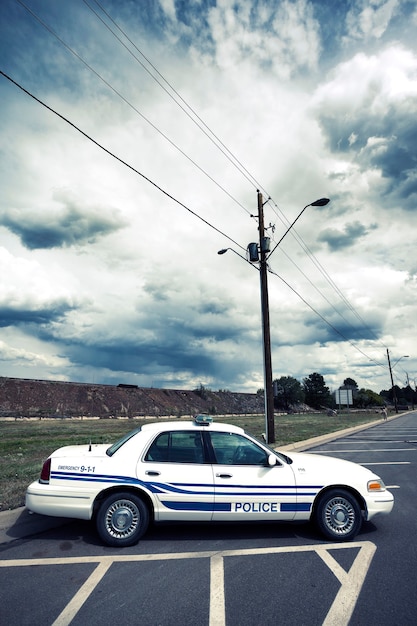 Foto vista verticale della macchina della polizia con speciale elaborazione fotografica