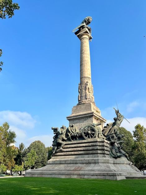 Porto 여행 및 관광 개념의 Boavista Rotunda Garden에서 세로 보기