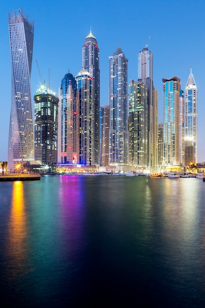 Vista verticale dei grattacieli di dubai marina, emirati arabi uniti.