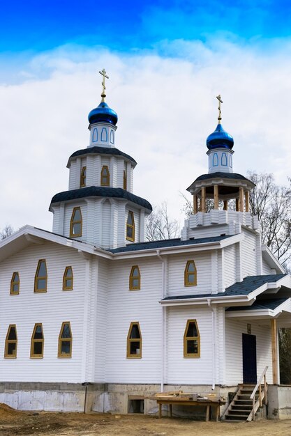 垂直の鮮やかな白青正教会の背景の背景