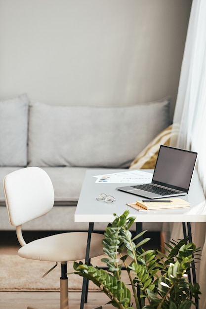 Verticale achtergrondafbeelding van een gezellig kantoor aan huis interieur in witte kleur kopieerruimte