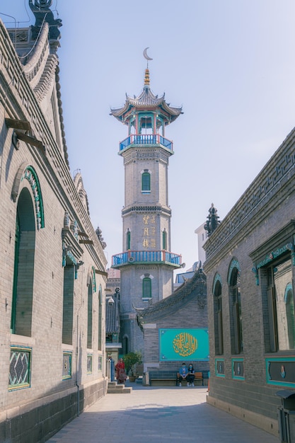 Verticale afbeelding van de minaret van de Grote Moskee van Hohhot China
