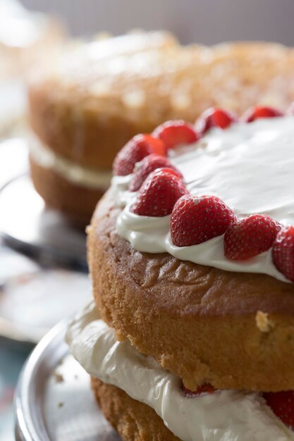 Verticale close-up shot van een frambozencake met onscherpe achtergrond