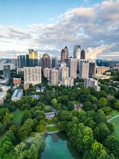 Verticale drone-weergave van het centrum van Atlanta met moderne gebouwen en een groot groen park Georgia