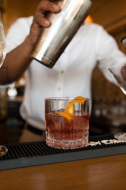 Verticale foto van een cocktail met barman erachter