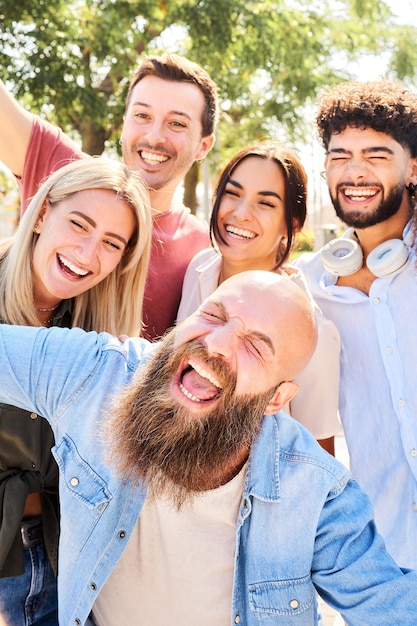 Verticale foto van een groep vrienden die plezier hebben vriendschap en gemeenschapsconcept