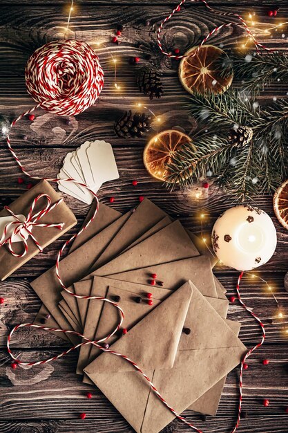 Verticale fotografie plat kerstbrieven in carft enveloppen op donkere houten achtergrond