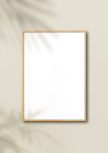 Verticale houten omlijsting die op een lichtbeige muur hangt.