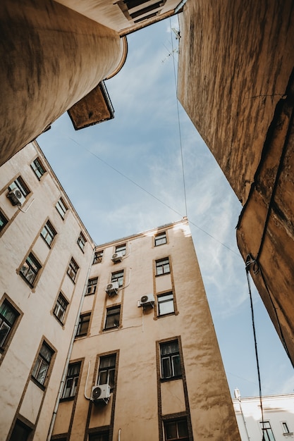 Verticale lage hoekopname van prachtige oude stenen gebouwen