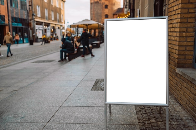 Verticale lege witte buitenreclame stand sandwich board mockup sjabloon een transparante straat s