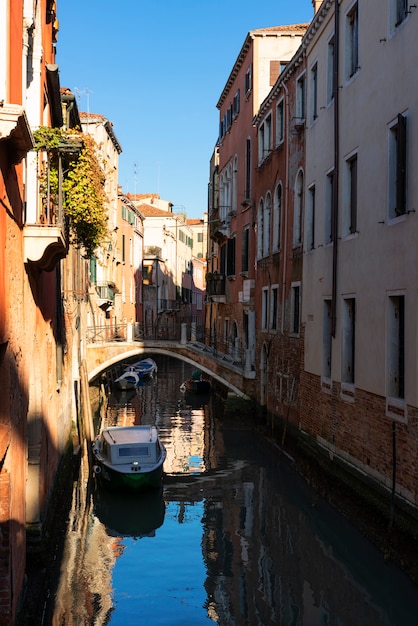 Verticale mening van smal kanaal in Venetië