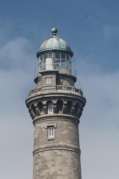 Verticale opname van de Phare de l'ile Vierge op een sombere dag in Plouguerneau, Frankrijk