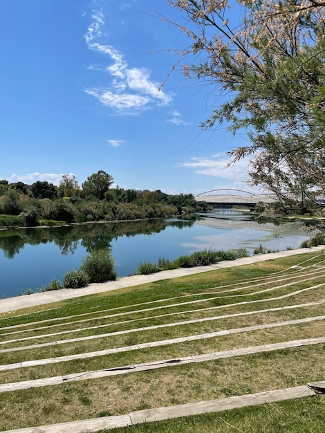 Verticale opname van de rivier de Ebro in het waterpark in Zaragoza, Spanje met zeer kalm water